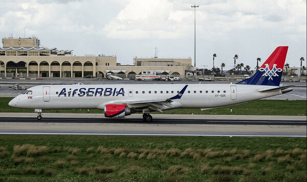 Air Serbia Embraer 195 — второй ракурс